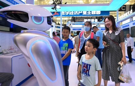 (miniature) Des visiteurs à l'Exposition mondiale de l'intelligence 2024 à Tianjin