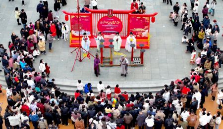 (miniature) Photo aérienne de personnes assistant à un spectacle dans un site touristique de la ville de Bozhou