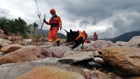 (miniature) Opérations de secours dans un bourg à Mianning