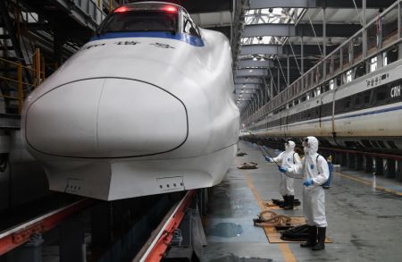 (miniature) Des membres du personnel désinfectent un train à grande vitesse dans une base d'entretien à Nanning