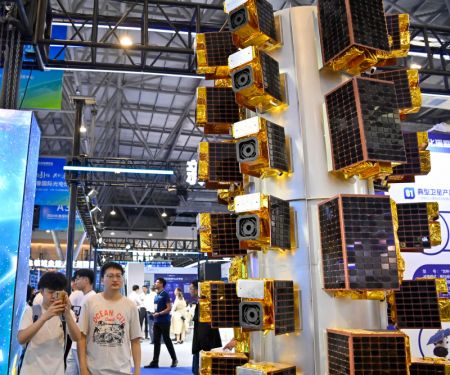 (miniature) Des visiteurs lors du Salon international de l'optoélectronique de Changchun 2024 à Changchun