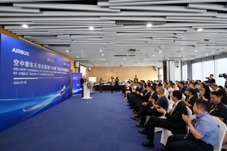 (miniature) Les invités lors d'une cérémonie de livraison du 700e avion de la famille A320 assemblé par Airbus Tianjin à la compagnie Chengdu Airlines