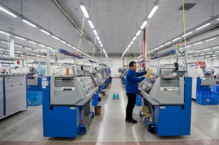 (miniature) Un employ&eacute; dans une usine du groupe Erdos Cashmere