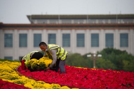 (miniature) Des membres du personnel travaillent sur un panier de fleurs sur la place Tian'anmen &agrave; Beijing