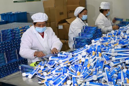 (miniature) Des employées emballent des tubes de dentifrice à base de chèvrefeuille dans une usine du district de Suiyang
