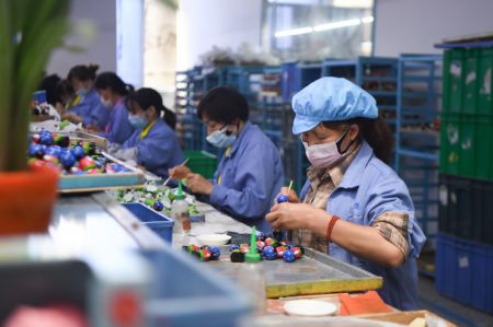 (miniature) Des employés fabriquent des jouets dans une usine de produits en plastique à Zhangjiajie