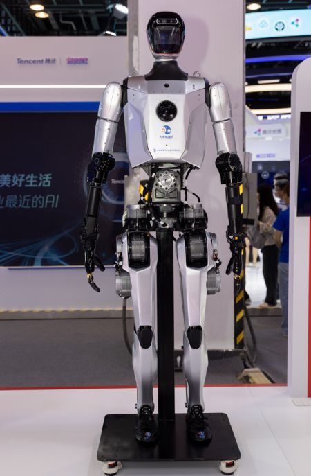 (miniature) Un robot humanoïde exposé lors de la Conférence mondiale sur l'IA 2024 à Shanghai