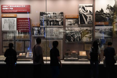 (miniature) Des gens visitent le Musée de la Guerre de résistance du peuple chinois contre l'agression japonaise à Beijing