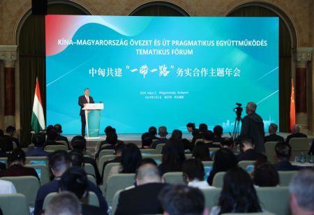 (miniature) Le ministre hongrois de l'Economie Marton Nagy prend la parole lors d'une conférence sur la coopération entre la Chine et la Hongrie dans le cadre de l'Initiative la Ceinture et la Route (ICR) à Budapest