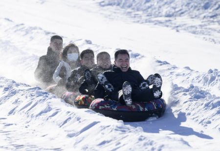 (miniature) Des gens font de la luge dans une station de ski du district autonome kazakh de Mori