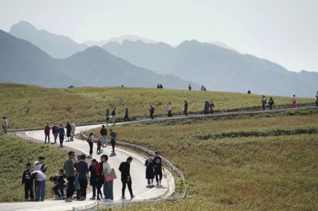 (miniature) Des touristes visitent le village de Yukou du district de Lantian