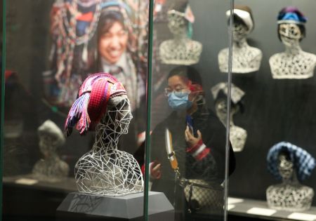(miniature) Une visiteuse regarde un objet exposé au Musée provincial du Guizhou