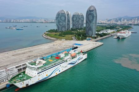 (miniature) Photo prise le 8 d&eacute;cembre 2020 montrant deux navires de croisi&egrave;re