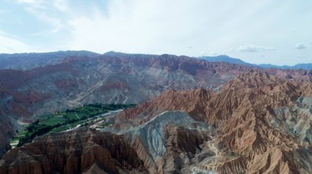 (miniature) Photo aérienne prise le 5 juin 2020 montre une vue des reliefs de Danxia