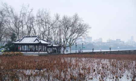 (miniature) Vue de la zone pittoresque du lac de l'Ouest après une chute de neige à Hangzhou