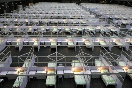 (miniature) L'intérieur d'un hôpital préfabriqué pour les patients du COVID-19 à l'AsiaWorld-Expo de Hong Kong