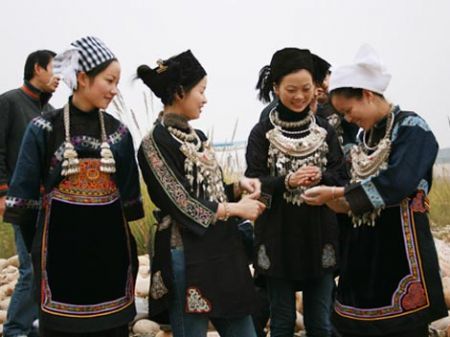 (miniature) Vêtements de loisirs du groupe ethnique Shui