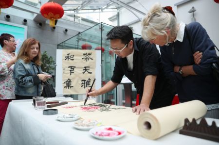 (miniature) Un artiste crée une peinture chinoise lors du Salon culturel Yaji à Bruxelles