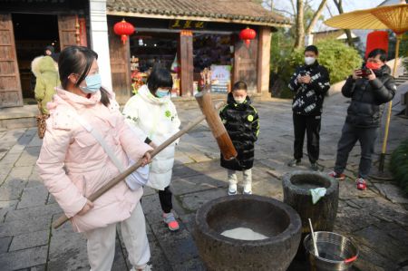 (miniature) Touristes dans le Parc national des zones humides de Xixi