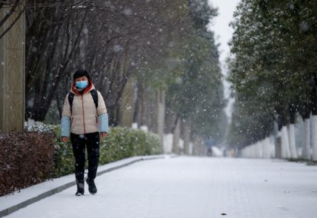 (miniature) Une femme marche sous la neige à Guiyang