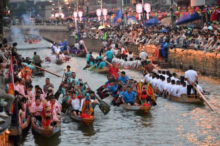 (miniature) Des personnes participent à une course nocturne de bateaux-dragons pour célébrer la fête des Bateaux-Dragons