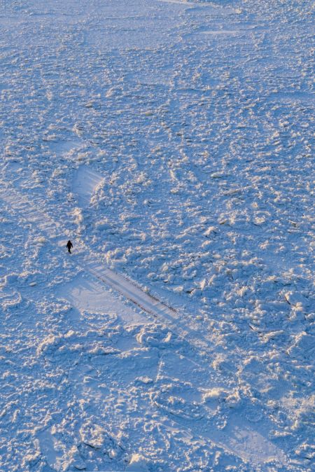 (miniature) Un policier patrouille sur le fleuve Heilongjiang gelé à Mohe