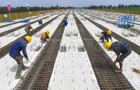 (miniature) Des travailleurs construisent l'autoroute Beijing-Dezhou dans le bourg de Daliuzhen du district de Wen'an