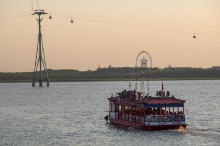 (miniature) Des gens à bord d'un bateau touristique sur la rivière Songhua