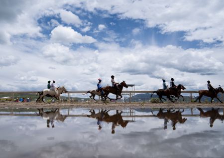 (miniature) Des cavaliers participent à une course de chevaux dans le district de Litang de la préfecture autonome tibétaine de Garze