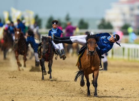 (miniature) Des cavaliers montrent leurs compétences en équitation lors de la cérémonie d'ouverture d'un événement sur la culture équine à Xilinhot