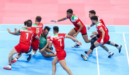 (miniature) Des joueurs s'affrontent lors du match de kabaddi pour hommes du groupe B entre l'Iran et le Pakistan lors des 19es Jeux asiatiques à Hangzhou