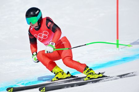 (miniature) La Chinoise Ni Yueming lors de la compétition du Super-G femmes de ski alpin aux Jeux olympiques d'hiver de Beijing 2022