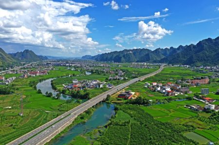 (miniature) Vue aérienne du bourg de Gaoling dans le district autonome Yao de Du'an