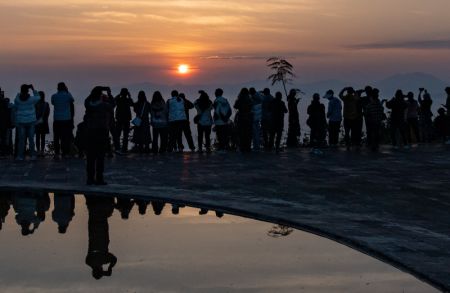 (miniature) Des touristes observent le lever du soleil sur la montagne Jingmai
