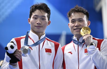 (miniature) Le médaillé d'or chinois Xie Siyi (à droite) et le médaillé d'argent chinois Wang Zongyuan posent pour des photos lors de la cérémonie de remise des prix après la finale du tremplin 3m - hommes aux Jeux olympiques de Paris 2024 en plongeon à Saint-Denis