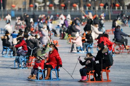 (miniature) Des gens s'amusent sur le lac Shichahai couvert de glace