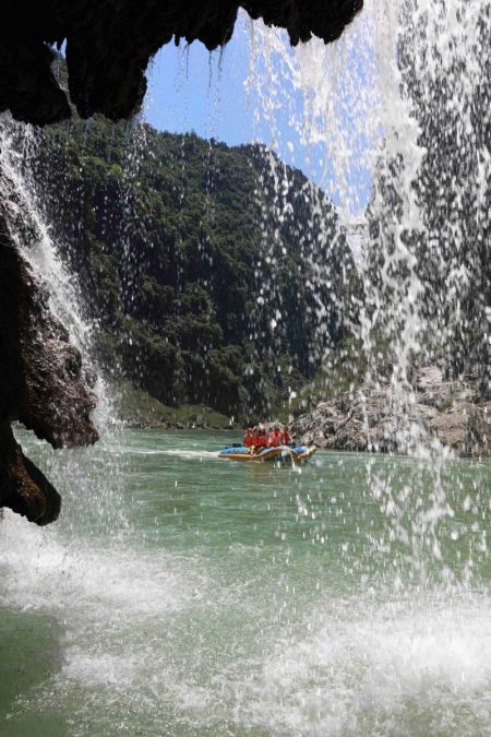 (miniature) Des touristes font du rafting dans le site touristique de Maoyanhe à Zhangjiajie