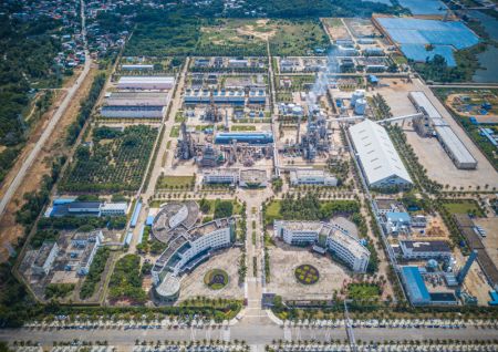 (miniature) Photo aérienne prise le 20 octobre 2022 d'une entreprise dans le parc industriel Lingang de Dongfang