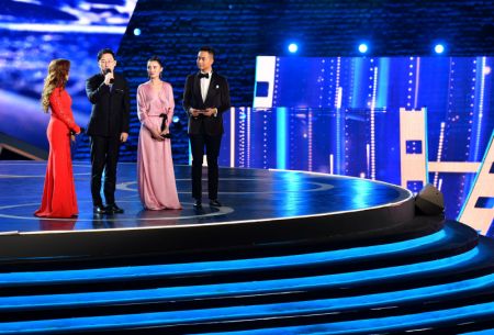 (miniature) Le metteur en scène Lu Chuan (deuxième à gauche) parle lors de la cérémonie d'ouverture du 7e Festival international du film de la Route de la Soie à Xi'an