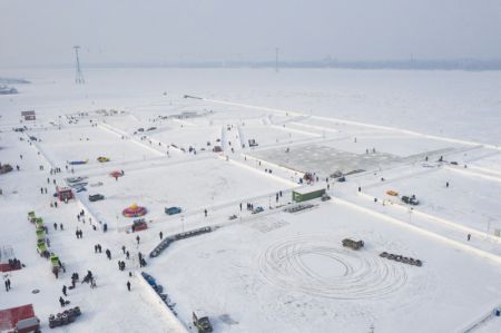 (miniature) Photo d'un parc d'attractions de neige et de glace &agrave; Harbin