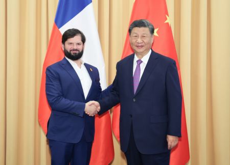 (miniature) Le président chinois Xi Jinping rencontre le 15 novembre 2024 le président chilien Gabriel Boric en marge de la 31e Réunion des dirigeants économiques de la Coopération économique pour l'Asie-Pacifique (APEC) à Lima