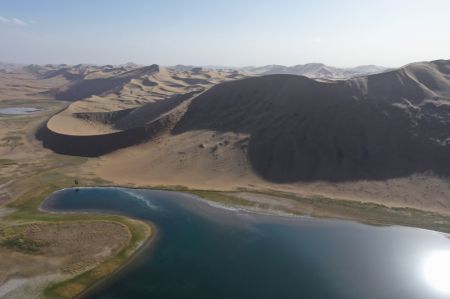 (miniature) Photo aérienne prise le 29 mai 2020 d'un lac dans le désert de Badain Jaran