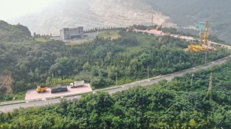 (miniature) Cette photo prise par un drone montre une partie de la mine de fer à ciel ouvert de Nanfen transformée en site touristique