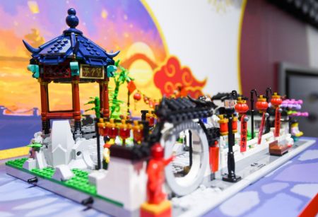 (miniature) Un jardin traditionnel chinois construit en briques de Lego dans le stand du géant danois de jouets