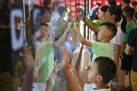 (miniature) Des enfants jouent au Musée de géologie du Shanxi