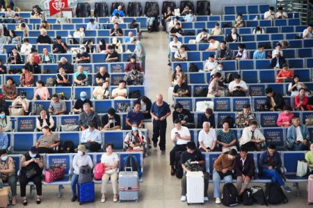 (miniature) Des passagers attendent leurs trains dans la salle d'attente de la Gare de Nanjing