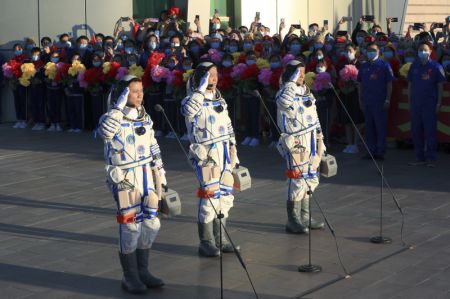 (miniature) Les astronautes Nie Haisheng (au centre)