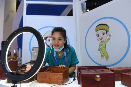 (miniature) Une exposante fait la promotion de ses produits en livestreaming lors de la 18e Expo Chine-ASEAN à Nanning