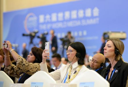 (miniature) Des invités assistent à la session plénière du 6e Sommet mondial des médias à Urumqi