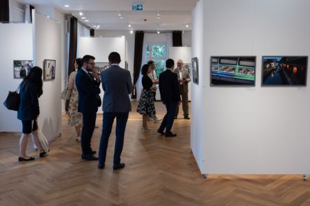 (miniature) Des personnes admirent une exposition de photos intitulée Le reflet de la Route de la Soie - la Chine à travers les yeux des photographes hongrois dans le Centre culturel chinois nouvellement inauguré à Budapest